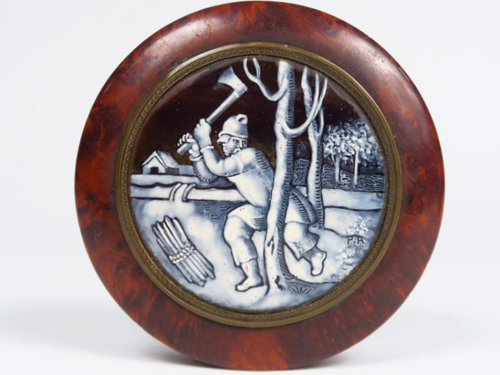 Boite en thuya ornée d'une miniature en émail représentant un bucheron