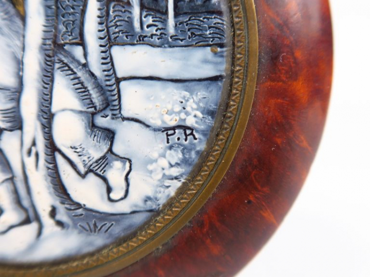 Boite en thuya ornée d'une miniature en émail représentant un bucheron