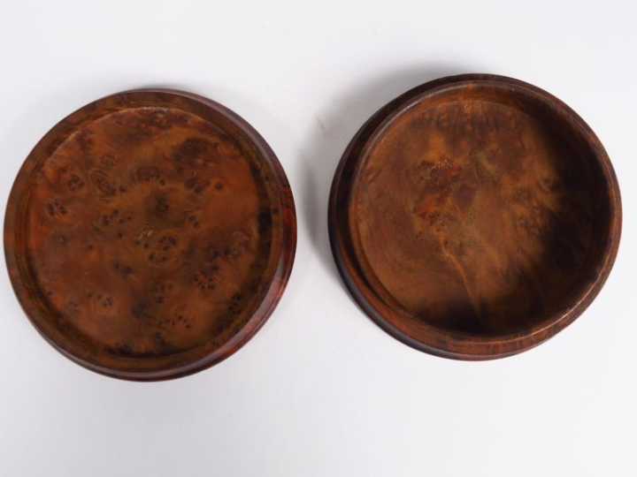 Boite en thuya ornée d'une miniature en émail représentant un bucheron