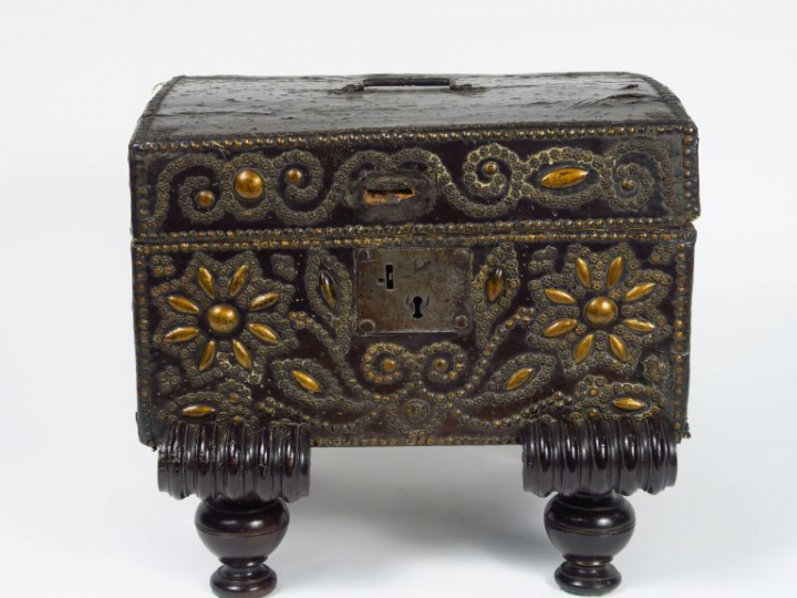 Coffret de voyage Louis XIV en cuir clouté et laiton, présentoir en bo