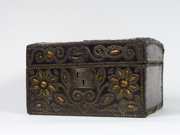 Coffret de voyage Louis XIV en cuir clouté et laiton, présentoir en bo