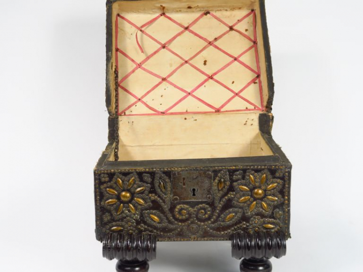 Coffret de voyage Louis XIV en cuir clouté et laiton, présentoir en bo