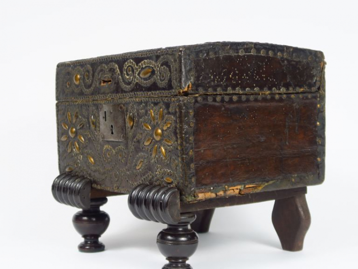 Coffret de voyage Louis XIV en cuir clouté et laiton, présentoir en bo