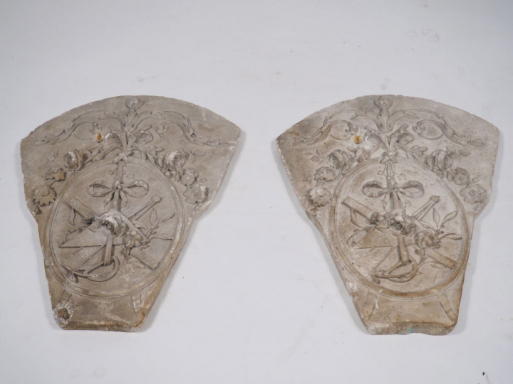 Paire de plaques décoratives en stuc à décor de fleurs et d'instrument
