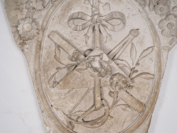 Paire de plaques décoratives en stuc à décor de fleurs et d'instrument