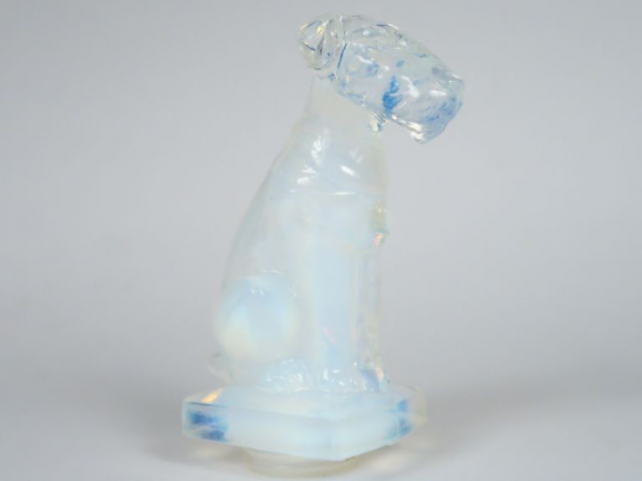 Sujet 1930 en verre opalescent "Fox terrier". H. : 14 cm.