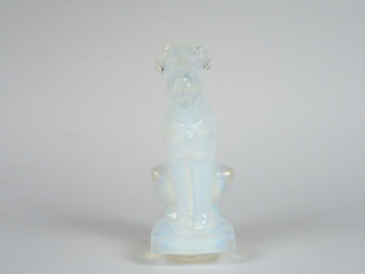 Sujet 1930 en verre opalescent "Fox terrier". H. : 14 cm.