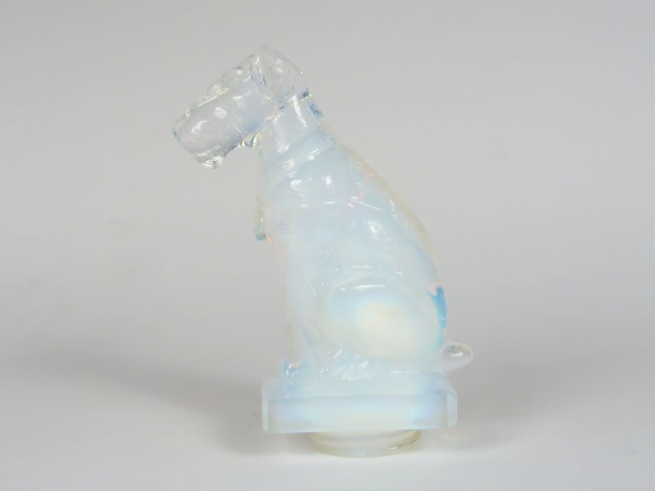 Sujet 1930 en verre opalescent "Fox terrier". H. : 14 cm.