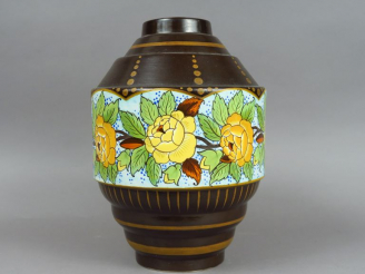 Vente aux enchères KERAMIS. Grand vase en céramique, à décor de frises de fleurs jaunes s
