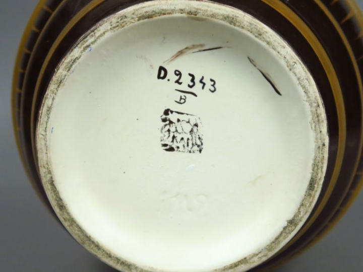 KERAMIS. Grand vase en céramique, à décor de frises de fleurs jaunes s