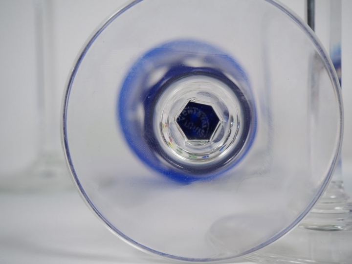SAINT LOUIS.  Huit verres en cristal bicolore. Signés. (égrenures)