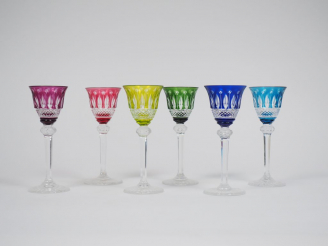 Vente aux enchères Six verres à vin doux en cristal bicolore.