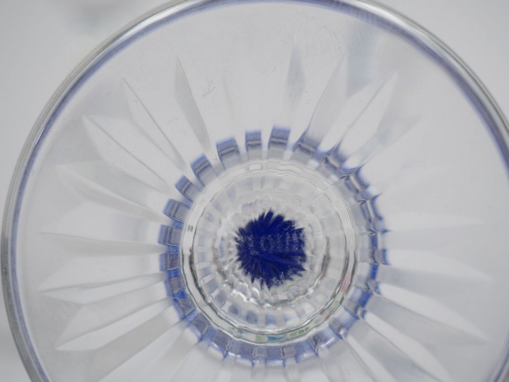 Six verres à vin doux en cristal bicolore.