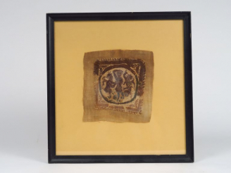 Vente aux enchères Fragment de tissu Copte ancien représentant trois danseurs dans un méd