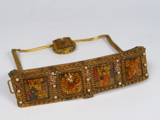 Vente aux enchères Monture de sac persan XIXème en métal doré et plaques en carton peint 