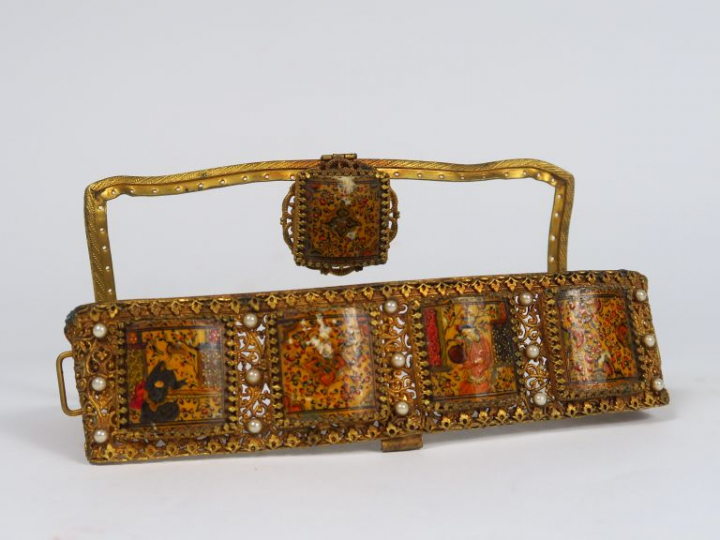 Monture de sac persan XIXème en métal doré et plaques en carton peint 
