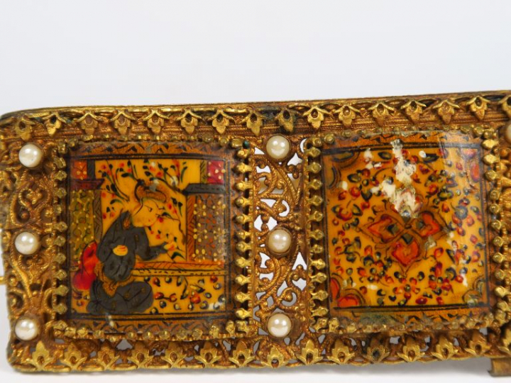 Monture de sac persan XIXème en métal doré et plaques en carton peint 