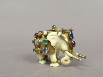 Vente aux enchères Sujet exotique "éléphant" carapaçonné en ivoire, métal et pierres de c