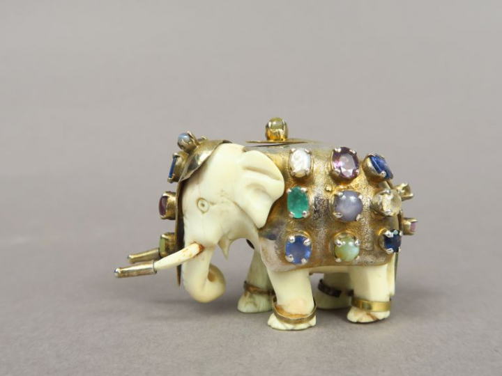 Sujet exotique "éléphant" carapaçonné en ivoire, métal et pierres de c
