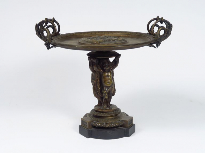 Coupe sur pied XIXème en bronze, à décor d'amours, de guirlandes et de