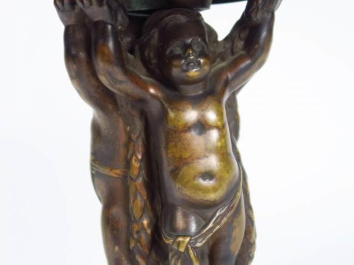 Coupe sur pied XIXème en bronze, à décor d'amours, de guirlandes et de