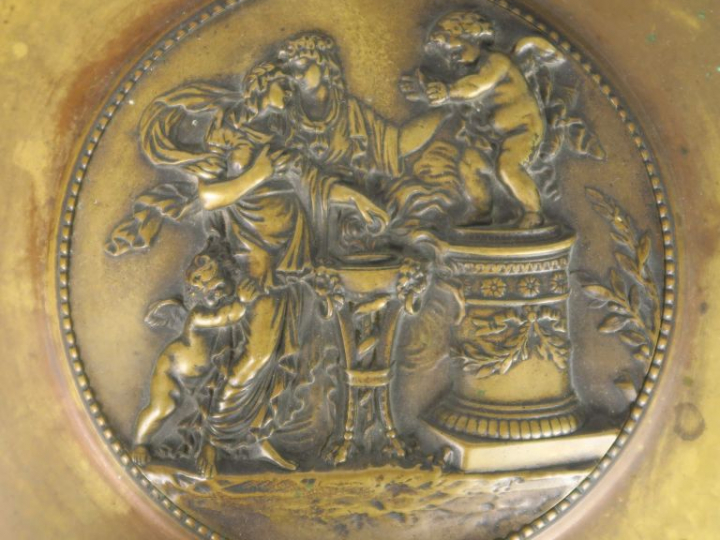 Coupe sur pied XIXème en bronze, à décor d'amours, de guirlandes et de