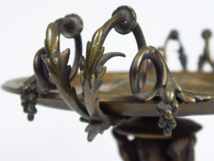 Coupe sur pied XIXème en bronze, à décor d'amours, de guirlandes et de