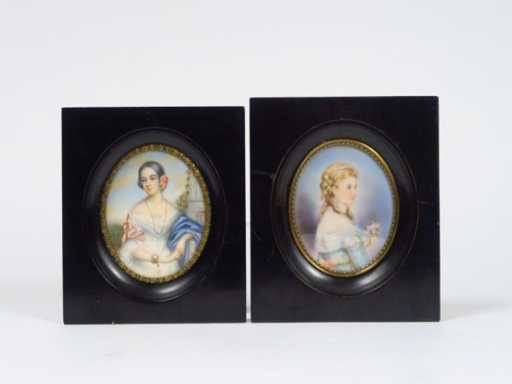 Deux différentes miniatures 1900 "Elégantes", signées. Dim. : 8 x 6,5 