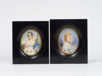 Vente aux enchères Deux différentes miniatures 1900 "Elégantes", signées. Dim. : 8 x 6,5 