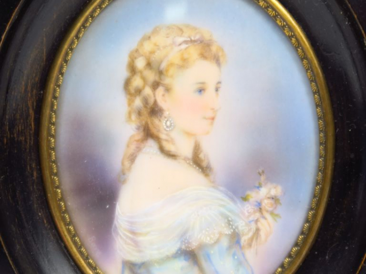 Deux différentes miniatures 1900 "Elégantes", signées. Dim. : 8 x 6,5 