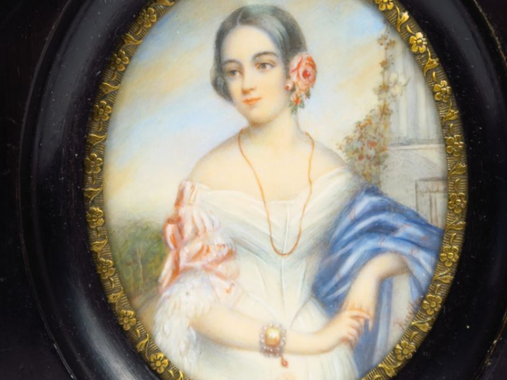 Deux différentes miniatures 1900 "Elégantes", signées. Dim. : 8 x 6,5 