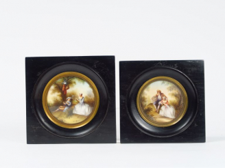 Vente aux enchères Deux miniatures sur ivoire dans le goût du XVIIIème  "Scènes galantes"