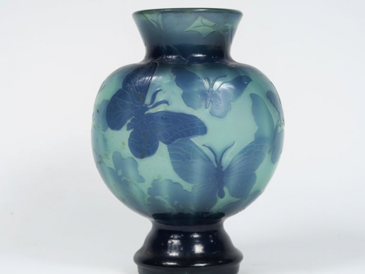 GALLE. Rare vase en cristallerie à décor d'un vol de papillons, bleu n