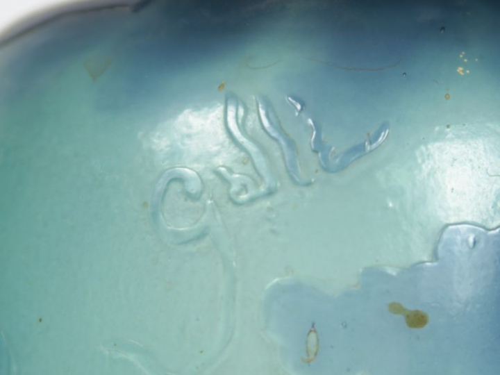 GALLE. Rare vase en cristallerie à décor d'un vol de papillons, bleu n