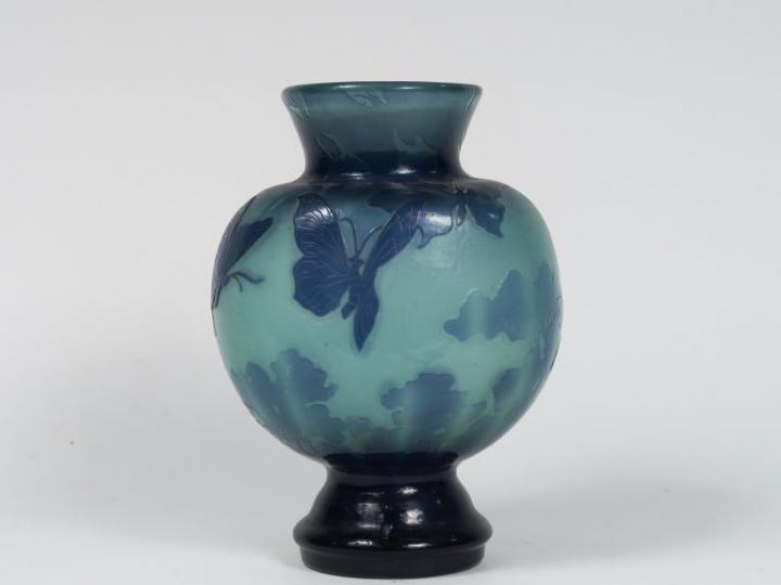 GALLE. Rare vase en cristallerie à décor d'un vol de papillons, bleu n