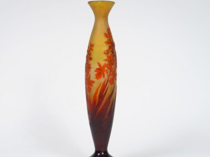 GALLE. Grand vase en verre gravé en camée à l'acide à décor de fleurs 