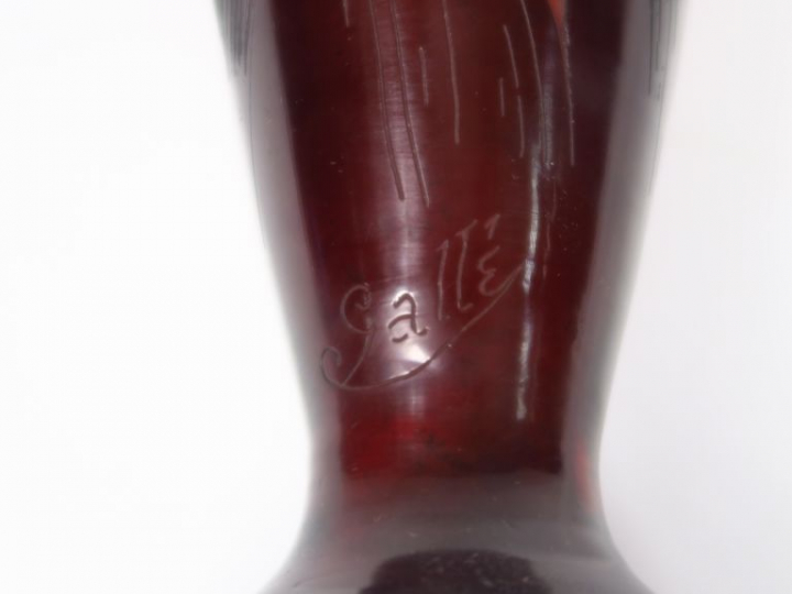 GALLE. Grand vase en verre gravé en camée à l'acide à décor de fleurs 