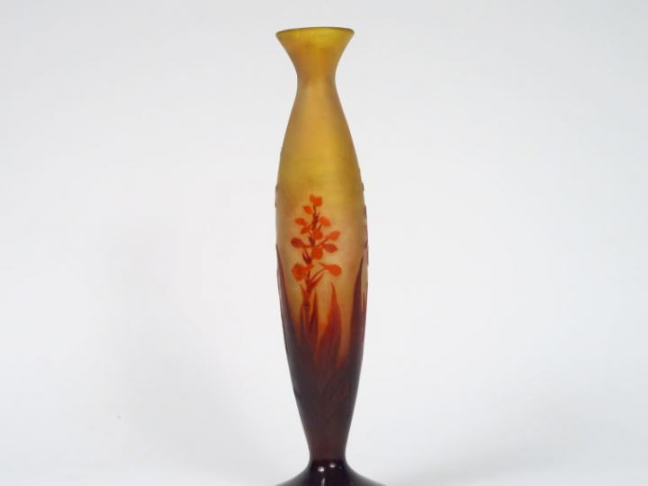 GALLE. Grand vase en verre gravé en camée à l'acide à décor de fleurs 