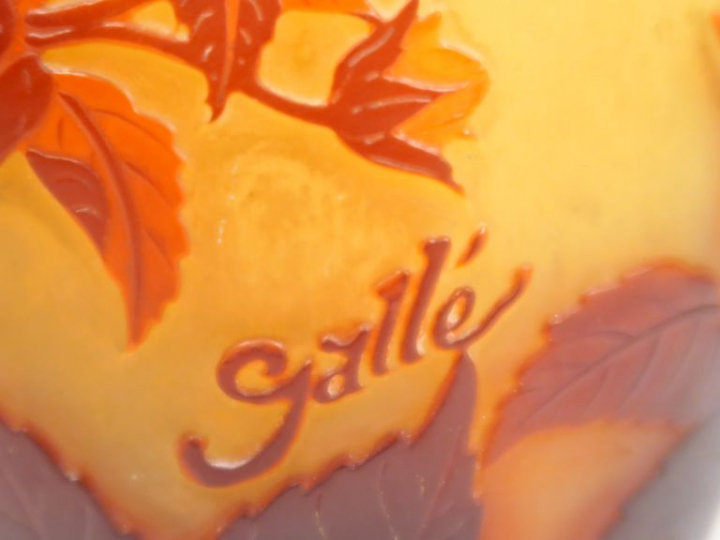 GALLE. Vase ovoïde en verre gravé en camée et à l'acide à décor de fle