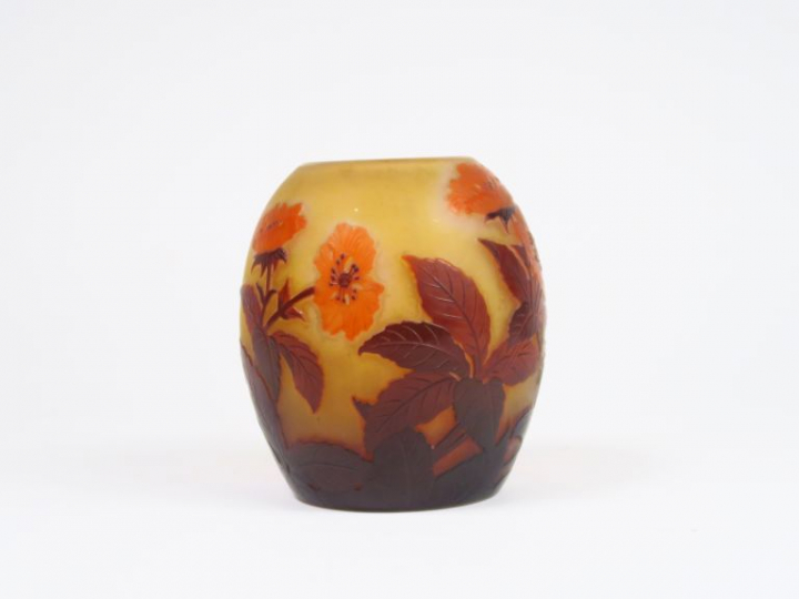 GALLE. Vase ovoïde en verre gravé en camée et à l'acide à décor de fle