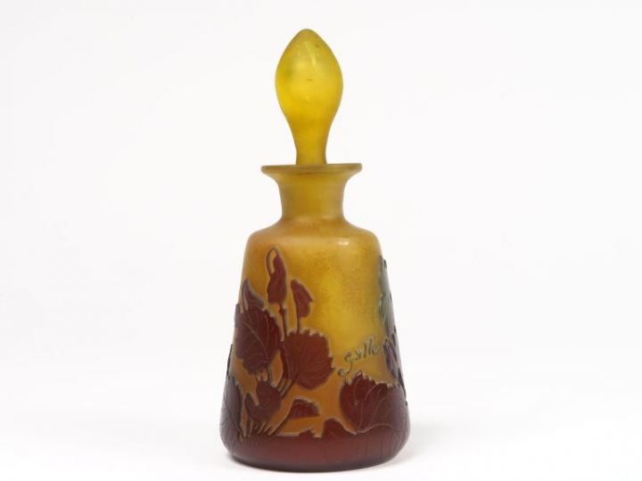 GALLE. Flacon en verre gravé en camée et à l'acide à décor de fleurs s