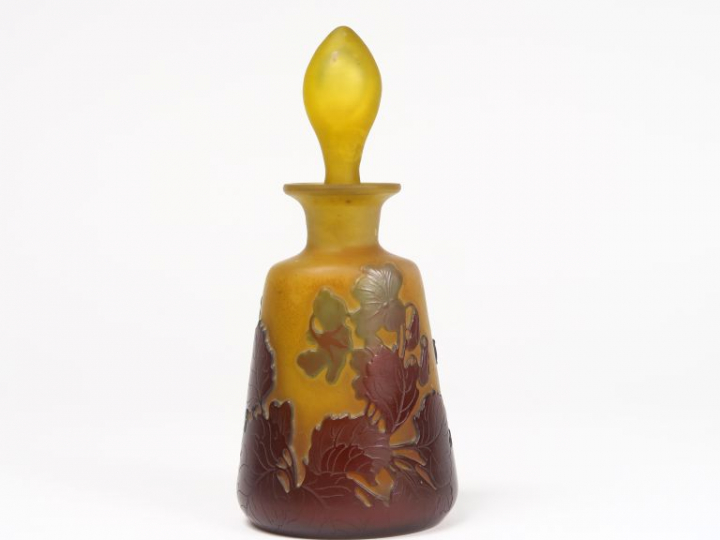 GALLE. Flacon en verre gravé en camée et à l'acide à décor de fleurs s