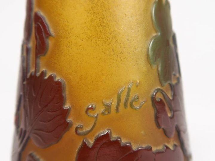 GALLE. Flacon en verre gravé en camée et à l'acide à décor de fleurs s