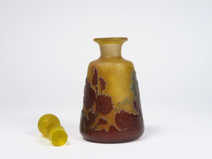 GALLE. Flacon en verre gravé en camée et à l'acide à décor de fleurs s