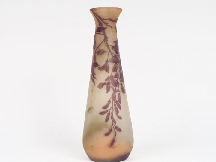 GALLE. Grand vase en verre gravé en camée à l'acide à décor de glycine