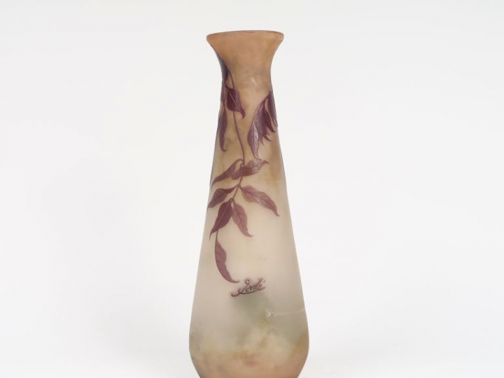 GALLE. Grand vase en verre gravé en camée à l'acide à décor de glycine