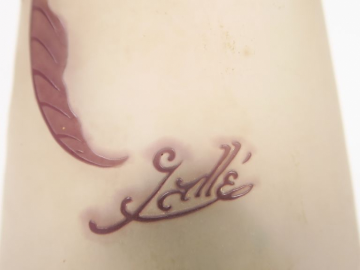 GALLE. Grand vase en verre gravé en camée à l'acide à décor de glycine