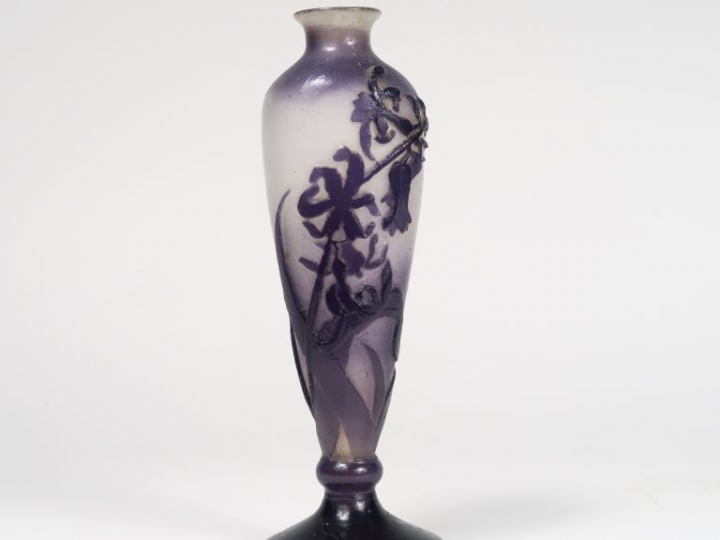 GALLE. Vase en cristallerie à décor gravé de fleurs mauves sur fond bl