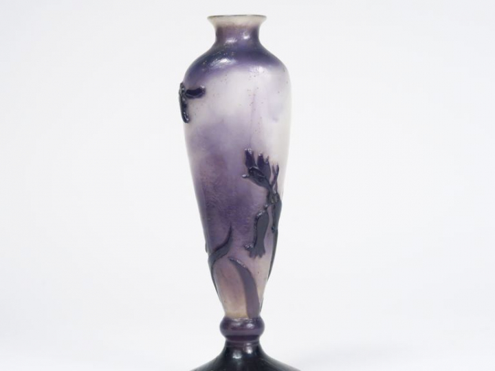 GALLE. Vase en cristallerie à décor gravé de fleurs mauves sur fond bl