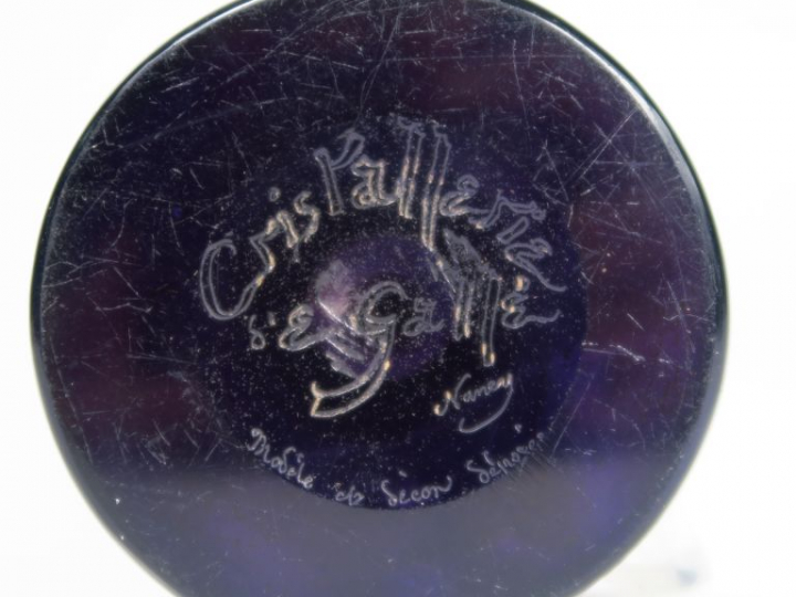 GALLE. Vase en cristallerie à décor gravé de fleurs mauves sur fond bl